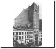 Il Tower Building, il primo edificio eretto con la gabbia metallica come struttura portante al n. 50 della Broadway. Fu demolito nel 1926.