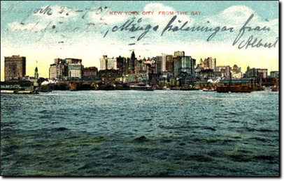 La baia di New York e il profilo della città in una cartolina spedita nel 1906.
