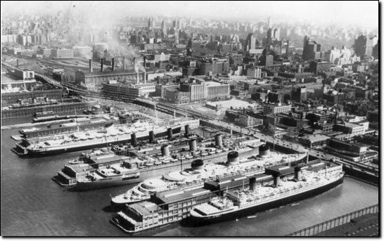 New York, 1940. Rex, Ile de France, Normandie, Queen Mary, Aquitania, tutte in fila nel Luxury Liner Row. Foto aerea Fairchild Aerial Surveys. 